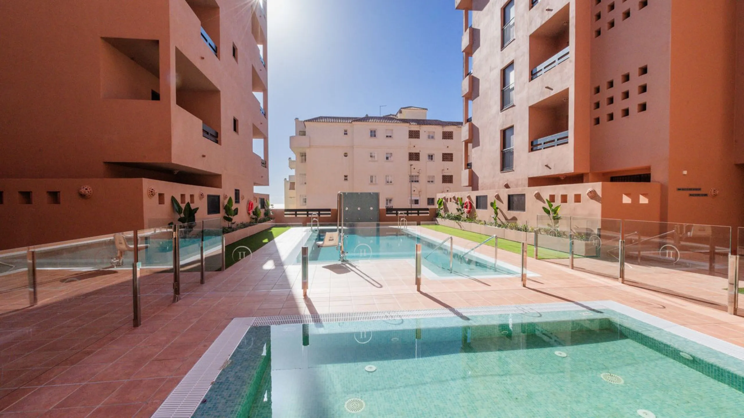 Opportunity to live in a very spacious PENTHOUSE with solarium of 77m2 where you can enjoy the sun all day.