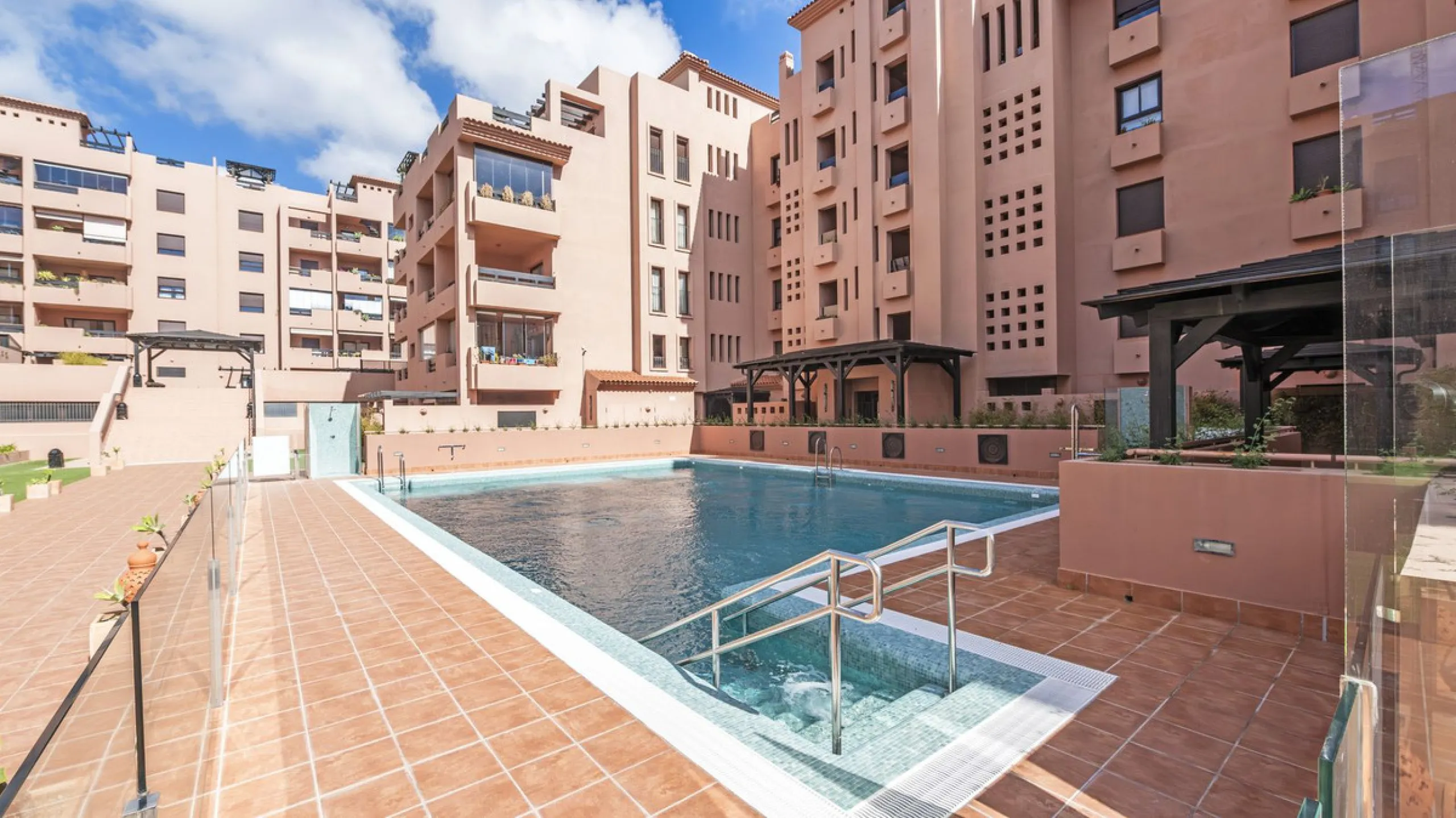 Opportunity to live in a very spacious PENTHOUSE with solarium of 77m2 where you can enjoy the sun all day.