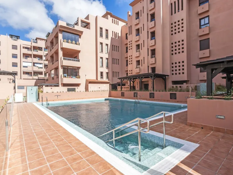 Opportunity to live in a very spacious PENTHOUSE with solarium of 77m2 where you can enjoy the sun all day.