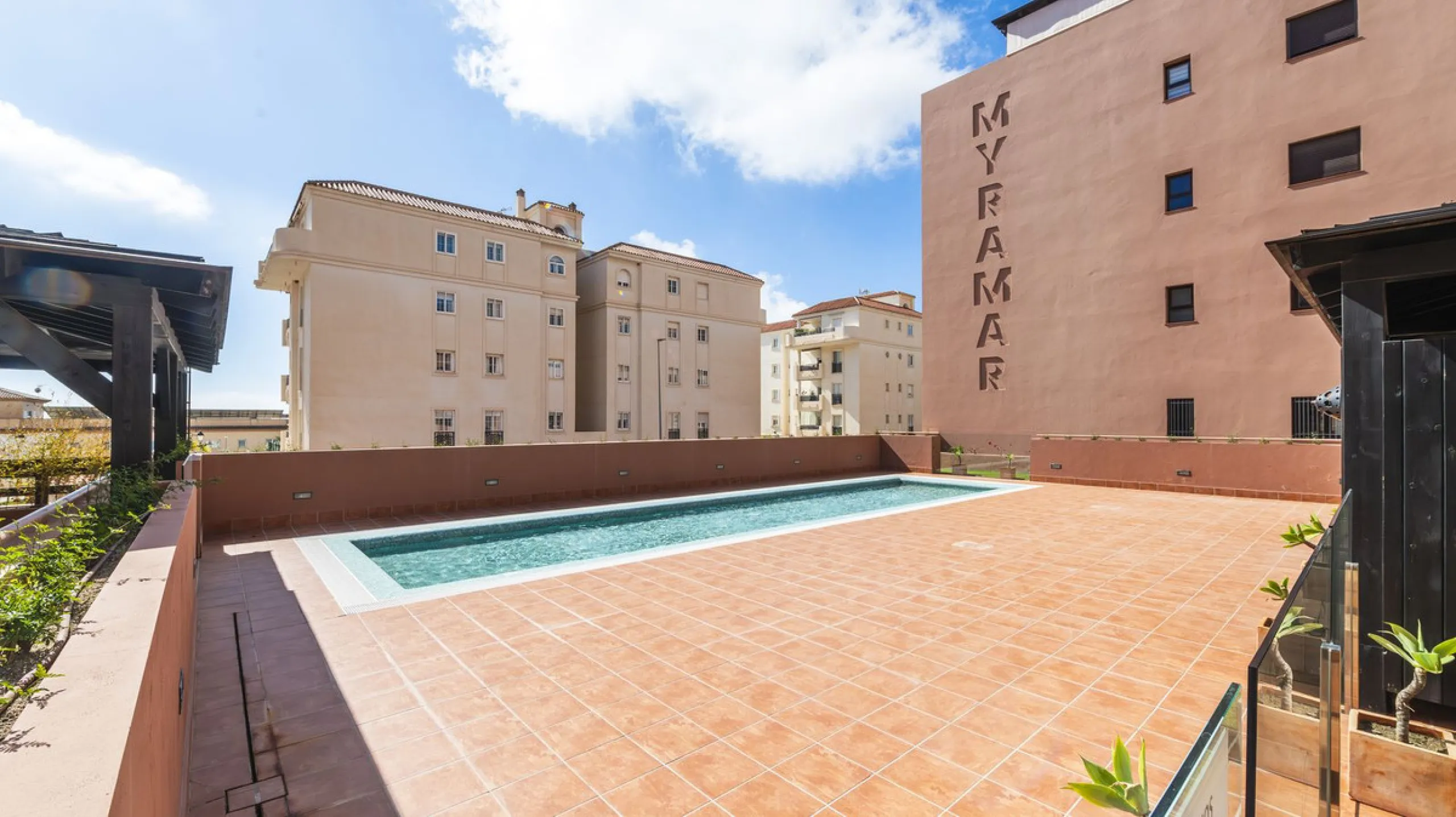 Opportunity to live in a very spacious PENTHOUSE with solarium of 77m2 where you can enjoy the sun all day.