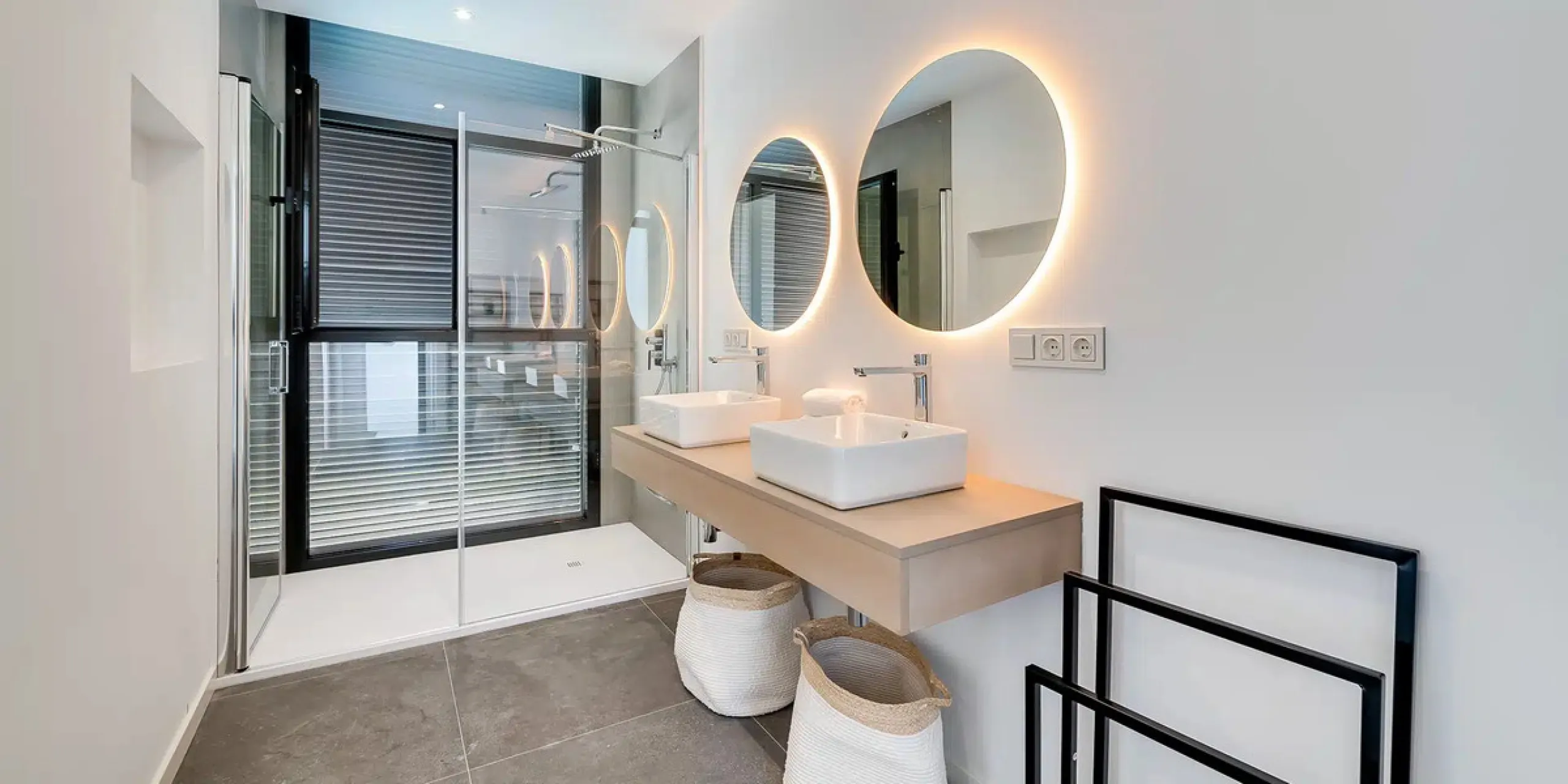 This is a brand new, Scandinavian-inspired home set front line to El Campanario Golf. Just minutes from Puerto Banús, the beach, and top golf courses, this modern villa offers five spacious bedrooms, four en suite bathrooms, and a guest toilet. The open p