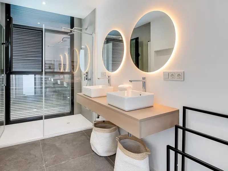 This is a brand new, Scandinavian-inspired home set front line to El Campanario Golf. Just minutes from Puerto Banús, the beach, and top golf courses, this modern villa offers five spacious bedrooms, four en suite bathrooms, and a guest toilet. The open p