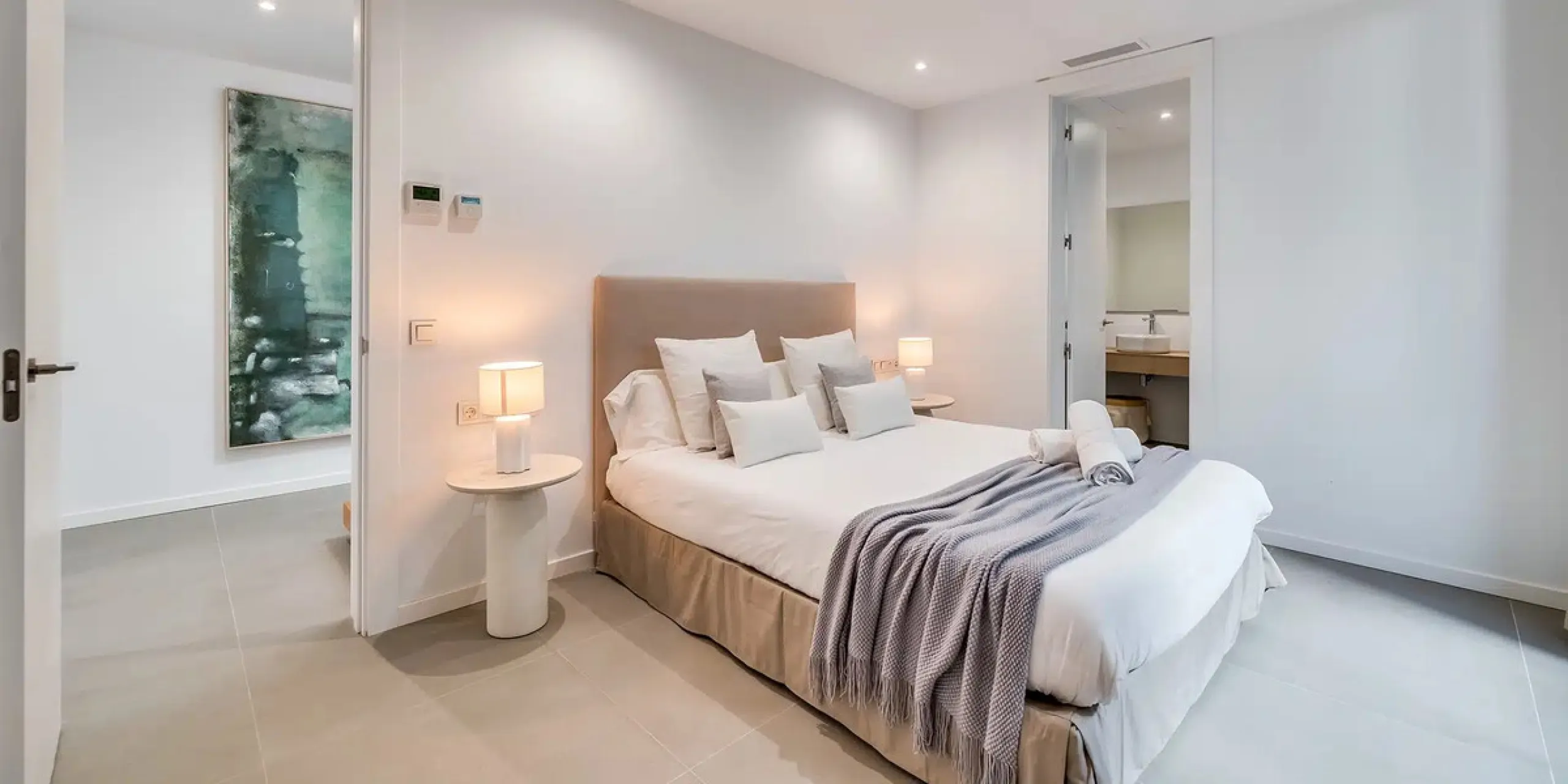 This is a brand new, Scandinavian-inspired home set front line to El Campanario Golf. Just minutes from Puerto Banús, the beach, and top golf courses, this modern villa offers five spacious bedrooms, four en suite bathrooms, and a guest toilet. The open p