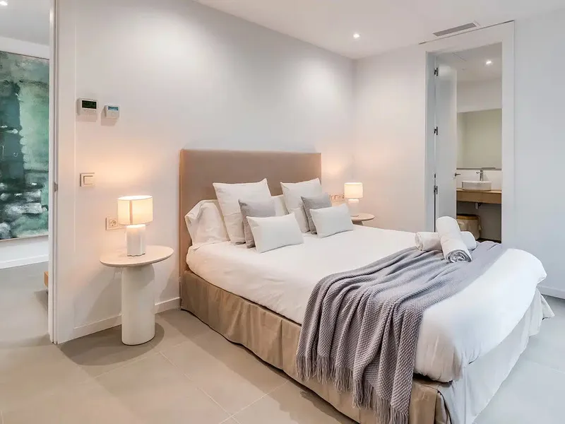 This is a brand new, Scandinavian-inspired home set front line to El Campanario Golf. Just minutes from Puerto Banús, the beach, and top golf courses, this modern villa offers five spacious bedrooms, four en suite bathrooms, and a guest toilet. The open p