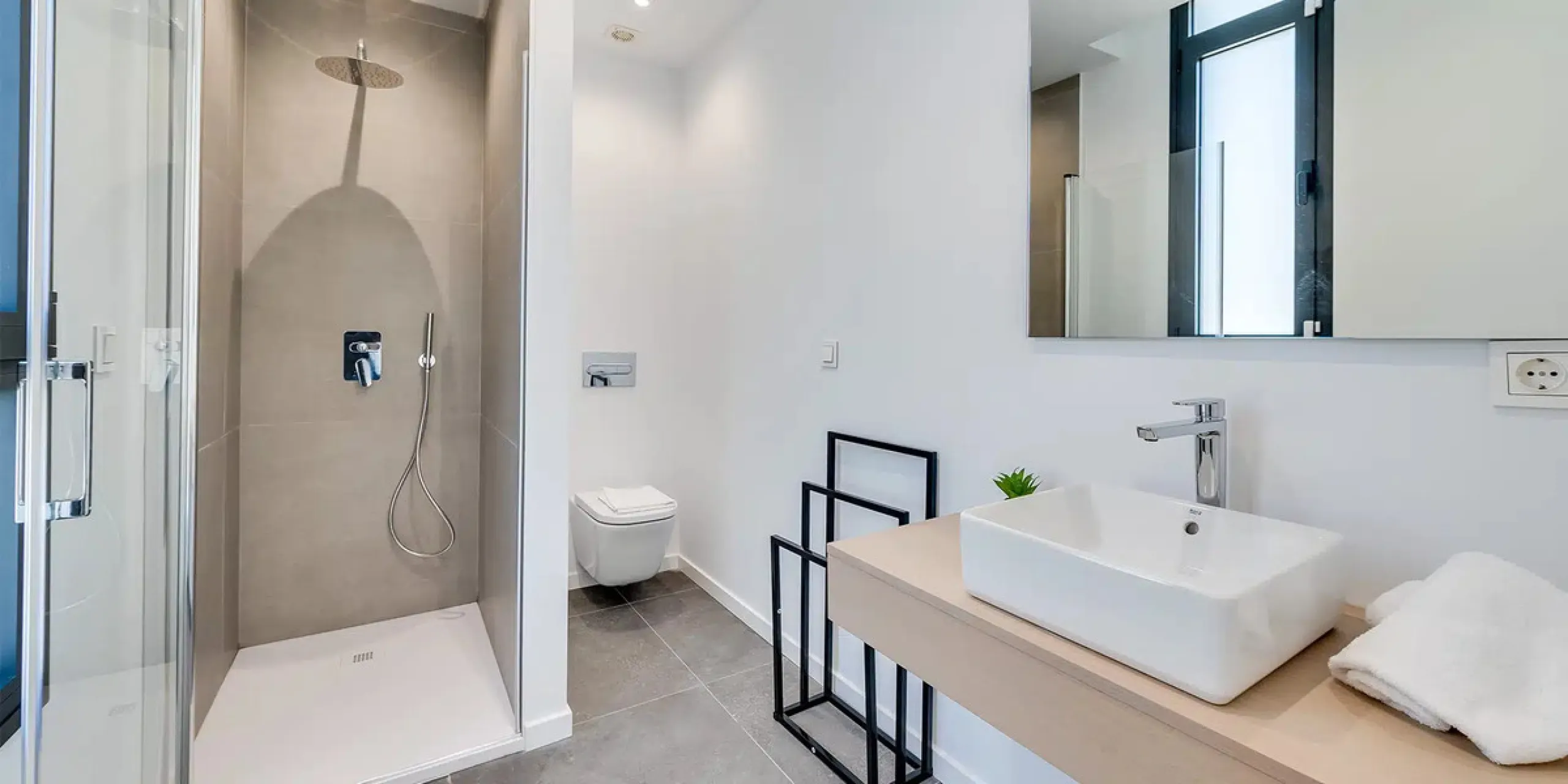 This is a brand new, Scandinavian-inspired home set front line to El Campanario Golf. Just minutes from Puerto Banús, the beach, and top golf courses, this modern villa offers five spacious bedrooms, four en suite bathrooms, and a guest toilet. The open p