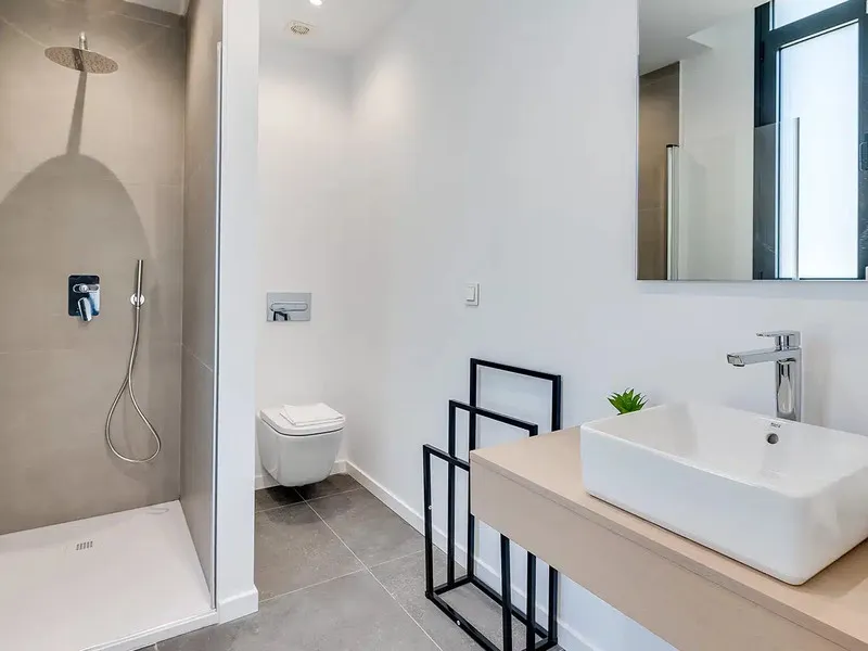 This is a brand new, Scandinavian-inspired home set front line to El Campanario Golf. Just minutes from Puerto Banús, the beach, and top golf courses, this modern villa offers five spacious bedrooms, four en suite bathrooms, and a guest toilet. The open p