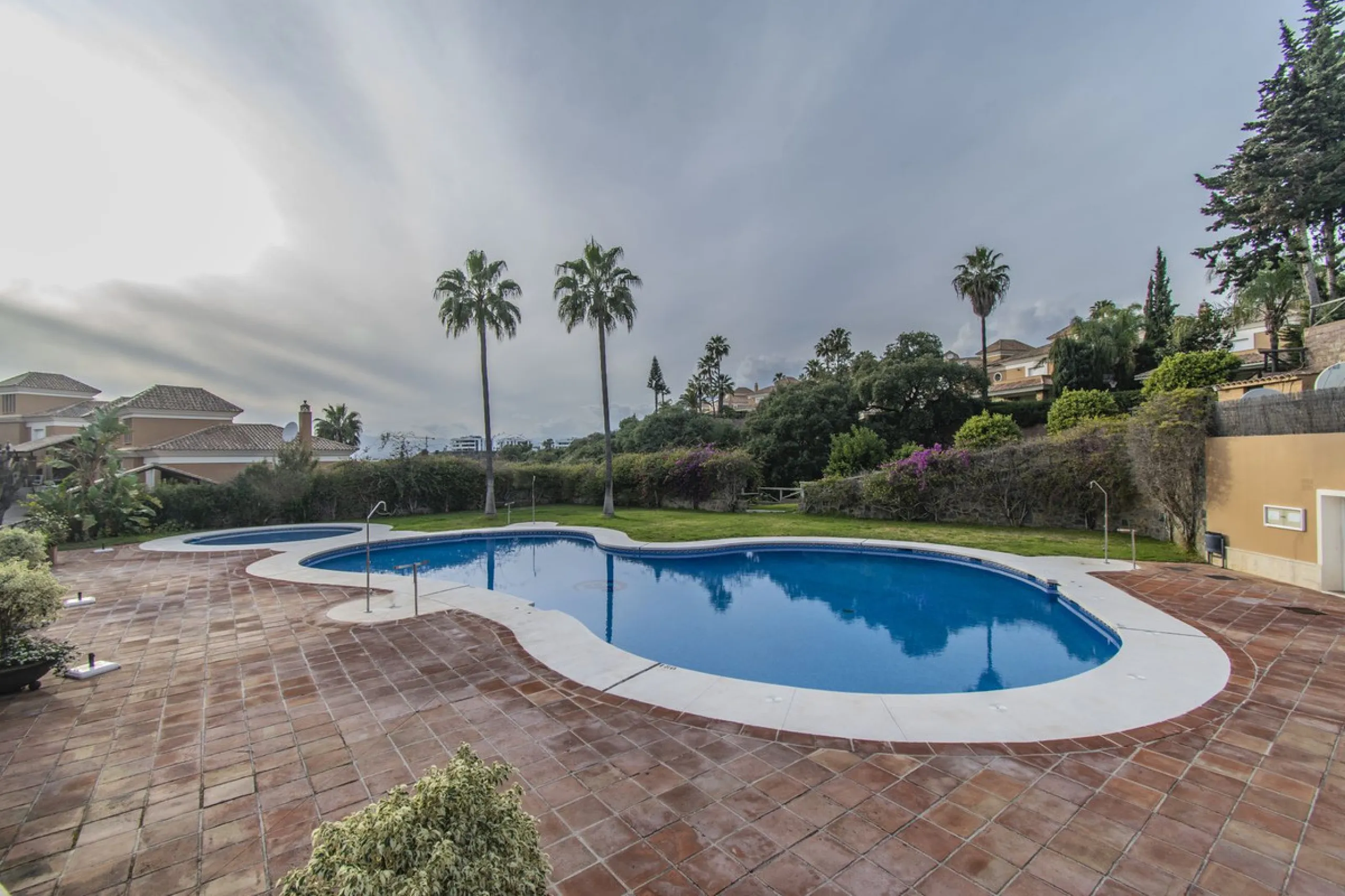 HOUSE WITH SEA VIEWS AND LARGE GARDEN IN A SECURED URBANIZATION