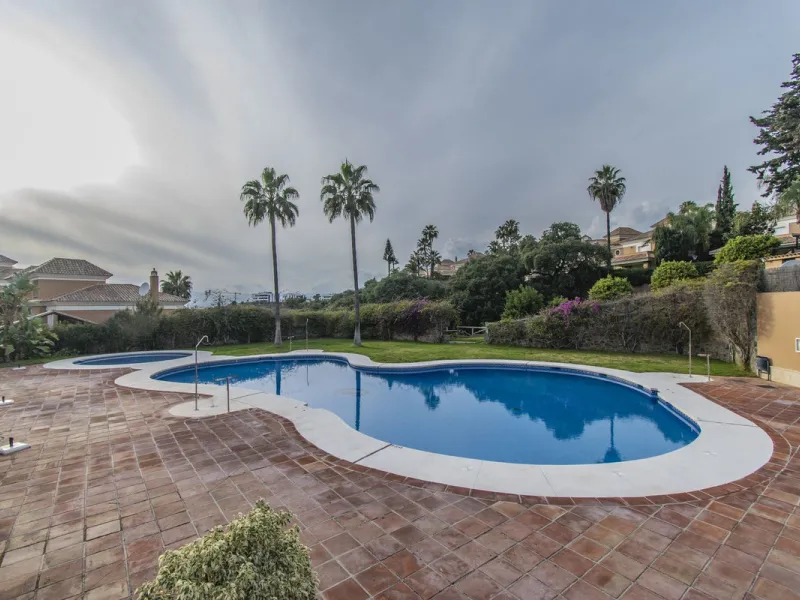 HOUSE WITH SEA VIEWS AND LARGE GARDEN IN A SECURED URBANIZATION