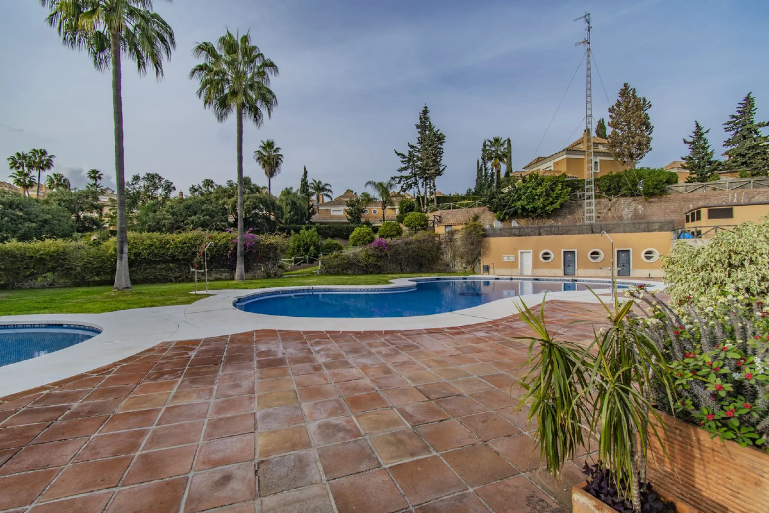 HOUSE WITH SEA VIEWS AND LARGE GARDEN IN A SECURED URBANIZATION