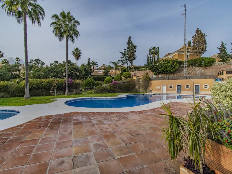 HOUSE WITH SEA VIEWS AND LARGE GARDEN IN A SECURED URBANIZATION
