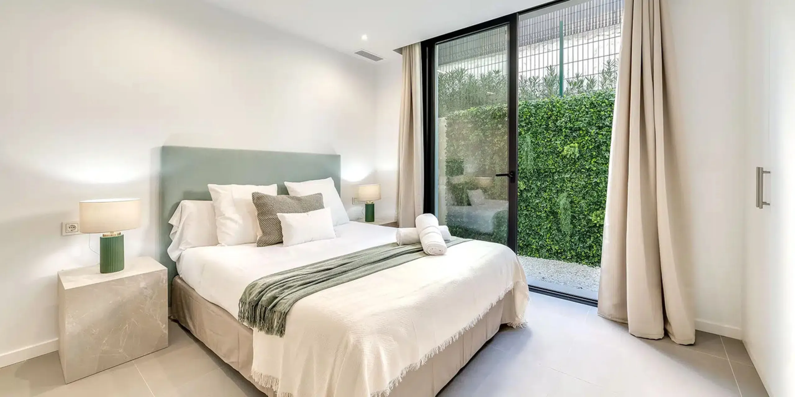 This is a brand new, Scandinavian-inspired home set front line to El Campanario Golf. Just minutes from Puerto Banús, the beach, and top golf courses, this modern villa offers five spacious bedrooms, four en suite bathrooms, and a guest toilet. The open p