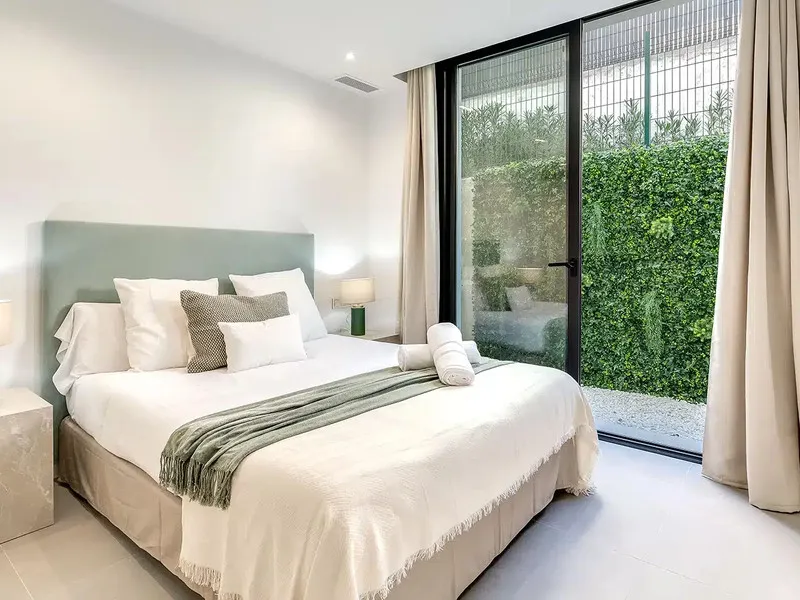 This is a brand new, Scandinavian-inspired home set front line to El Campanario Golf. Just minutes from Puerto Banús, the beach, and top golf courses, this modern villa offers five spacious bedrooms, four en suite bathrooms, and a guest toilet. The open p