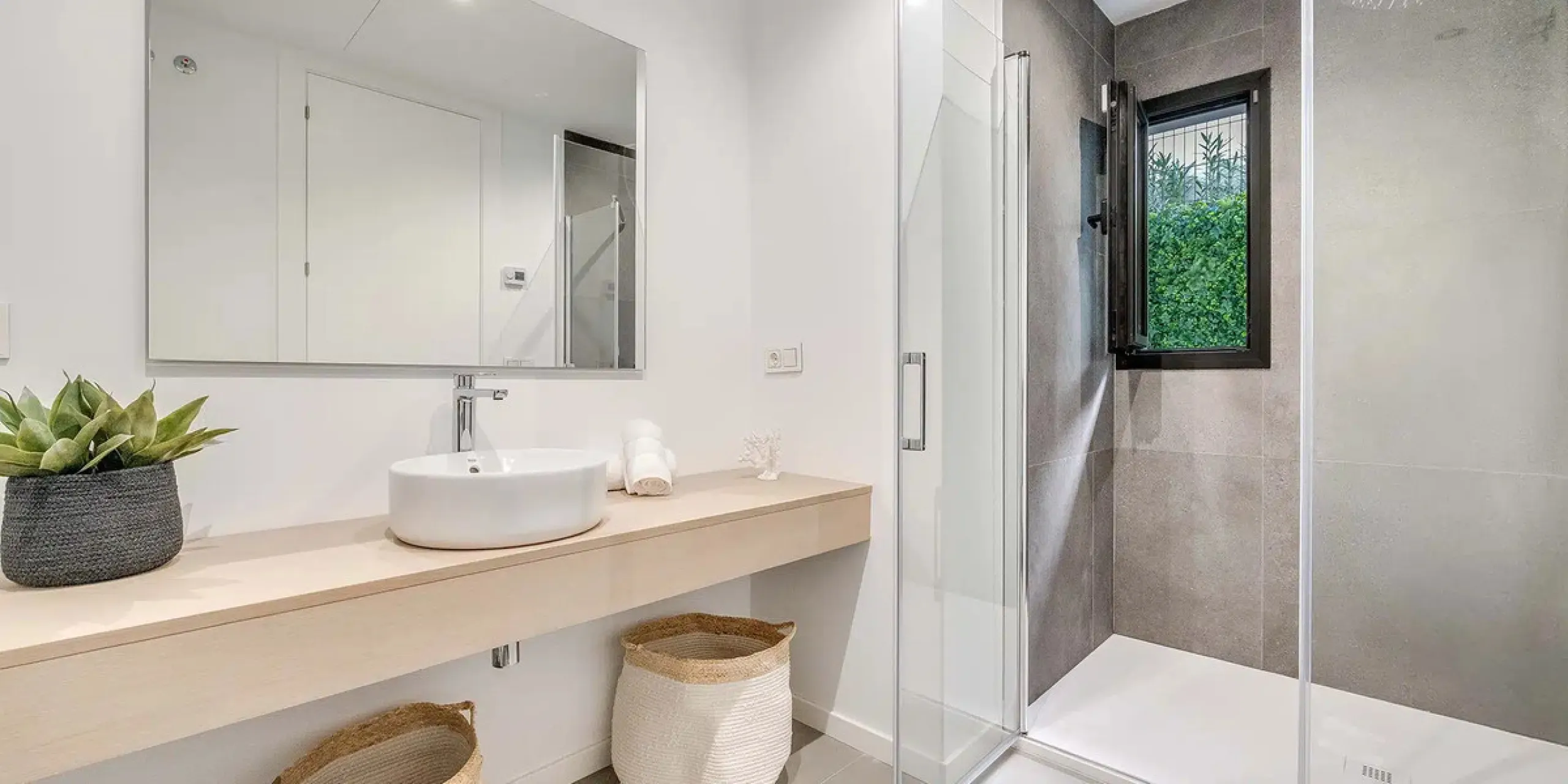 This is a brand new, Scandinavian-inspired home set front line to El Campanario Golf. Just minutes from Puerto Banús, the beach, and top golf courses, this modern villa offers five spacious bedrooms, four en suite bathrooms, and a guest toilet. The open p