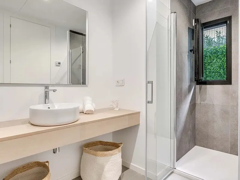 This is a brand new, Scandinavian-inspired home set front line to El Campanario Golf. Just minutes from Puerto Banús, the beach, and top golf courses, this modern villa offers five spacious bedrooms, four en suite bathrooms, and a guest toilet. The open p