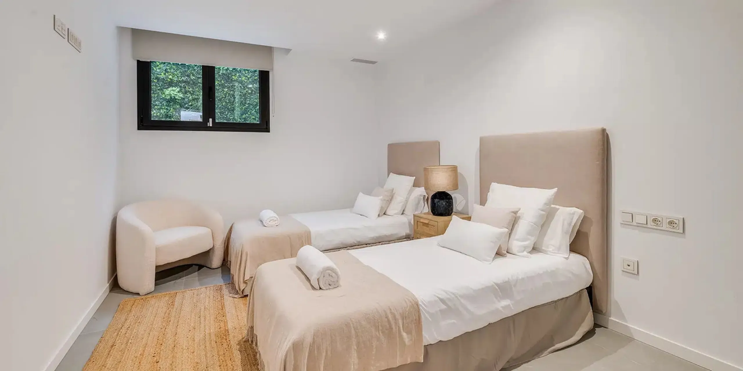 This is a brand new, Scandinavian-inspired home set front line to El Campanario Golf. Just minutes from Puerto Banús, the beach, and top golf courses, this modern villa offers five spacious bedrooms, four en suite bathrooms, and a guest toilet. The open p