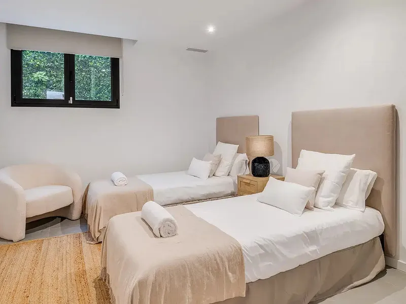 This is a brand new, Scandinavian-inspired home set front line to El Campanario Golf. Just minutes from Puerto Banús, the beach, and top golf courses, this modern villa offers five spacious bedrooms, four en suite bathrooms, and a guest toilet. The open p