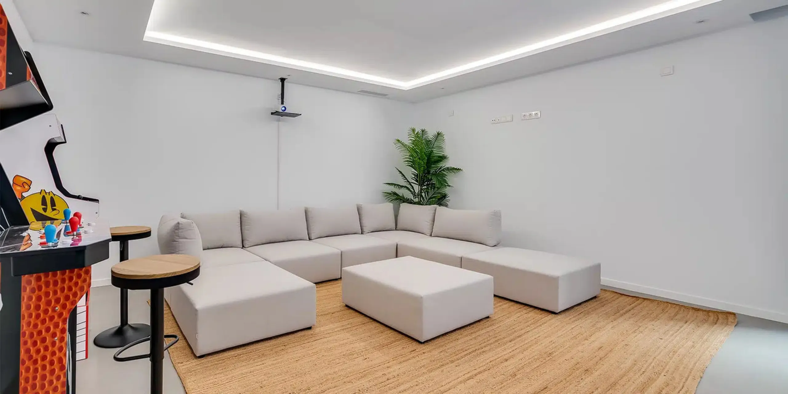 This is a brand new, Scandinavian-inspired home set front line to El Campanario Golf. Just minutes from Puerto Banús, the beach, and top golf courses, this modern villa offers five spacious bedrooms, four en suite bathrooms, and a guest toilet. The open p