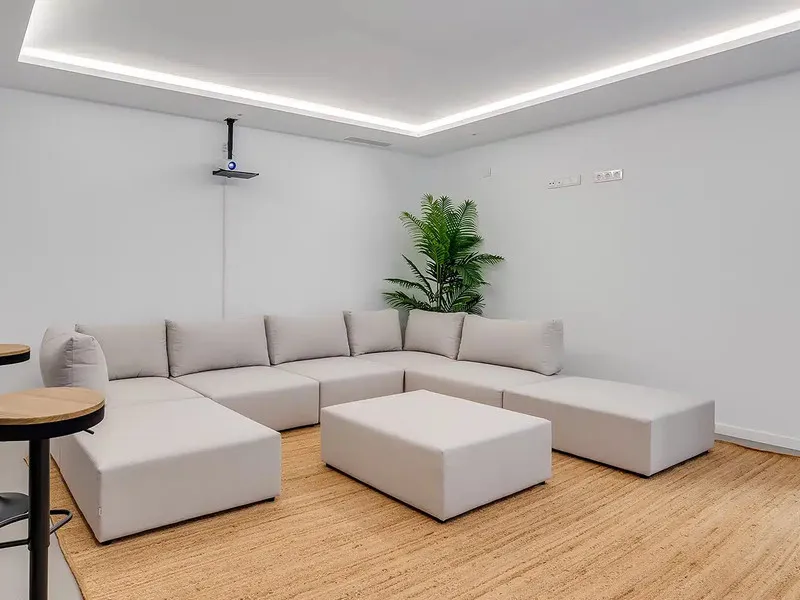 This is a brand new, Scandinavian-inspired home set front line to El Campanario Golf. Just minutes from Puerto Banús, the beach, and top golf courses, this modern villa offers five spacious bedrooms, four en suite bathrooms, and a guest toilet. The open p