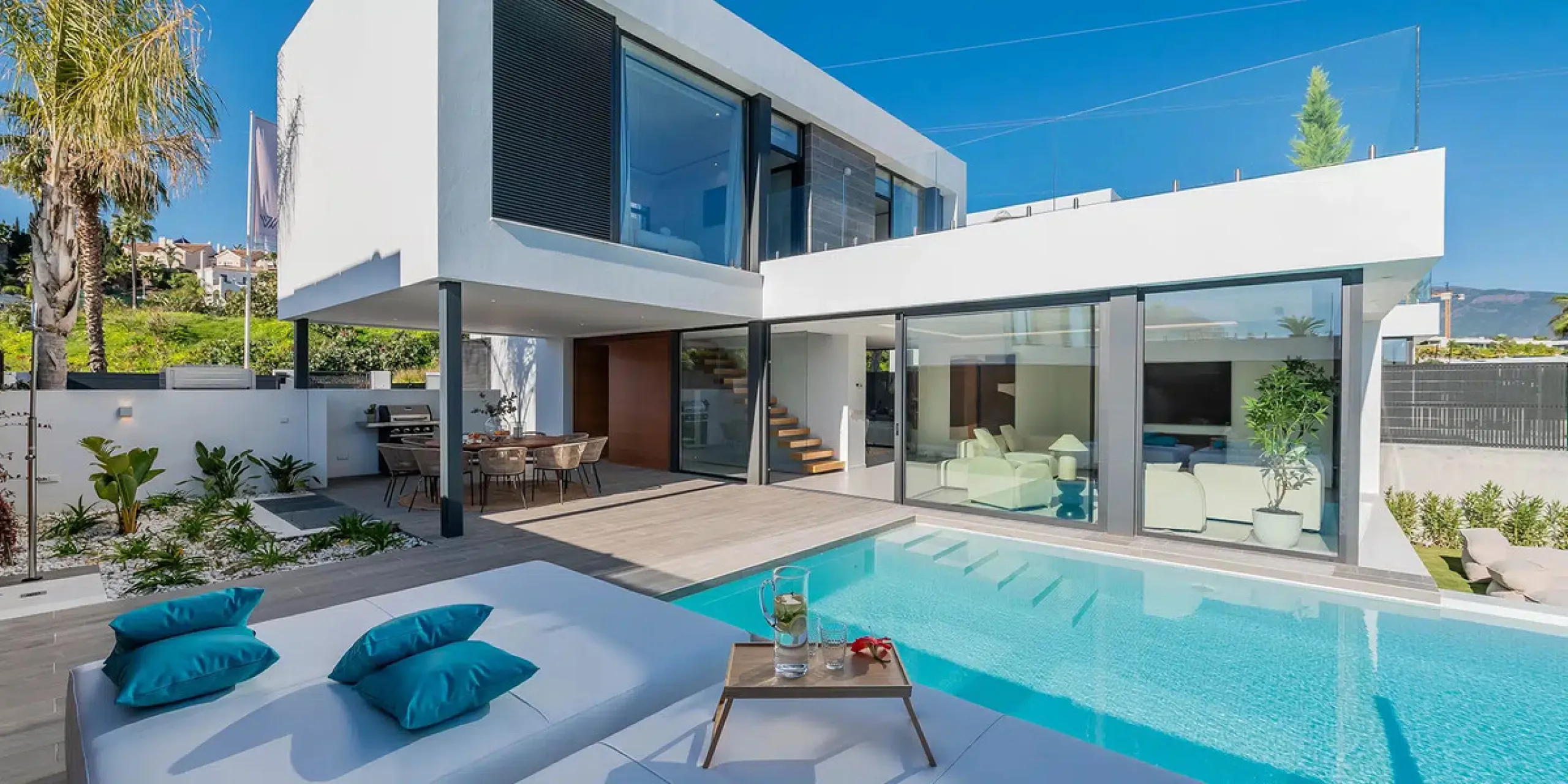 This is a brand new, Scandinavian-inspired home set front line to El Campanario Golf. Just minutes from Puerto Banús, the beach, and top golf courses, this modern villa offers five spacious bedrooms, four en suite bathrooms, and a guest toilet. The open p