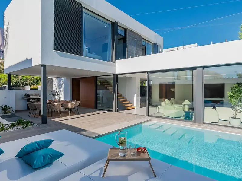This is a brand new, Scandinavian-inspired home set front line to El Campanario Golf. Just minutes from Puerto Banús, the beach, and top golf courses, this modern villa offers five spacious bedrooms, four en suite bathrooms, and a guest toilet. The open p