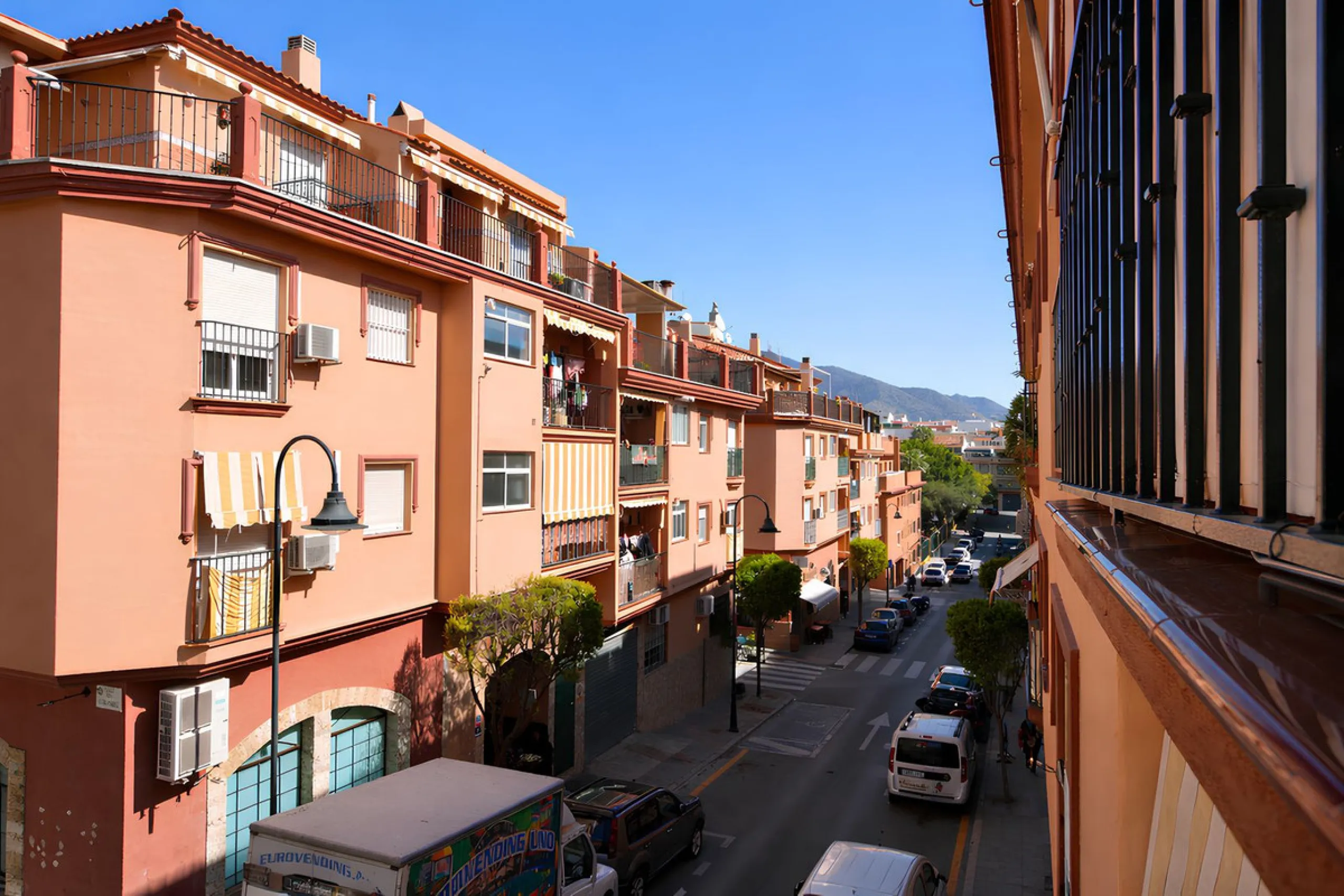 Wir freuen uns, diese prächtige Wohnung im begehrten Viertel Las Lagunas vorzustellen