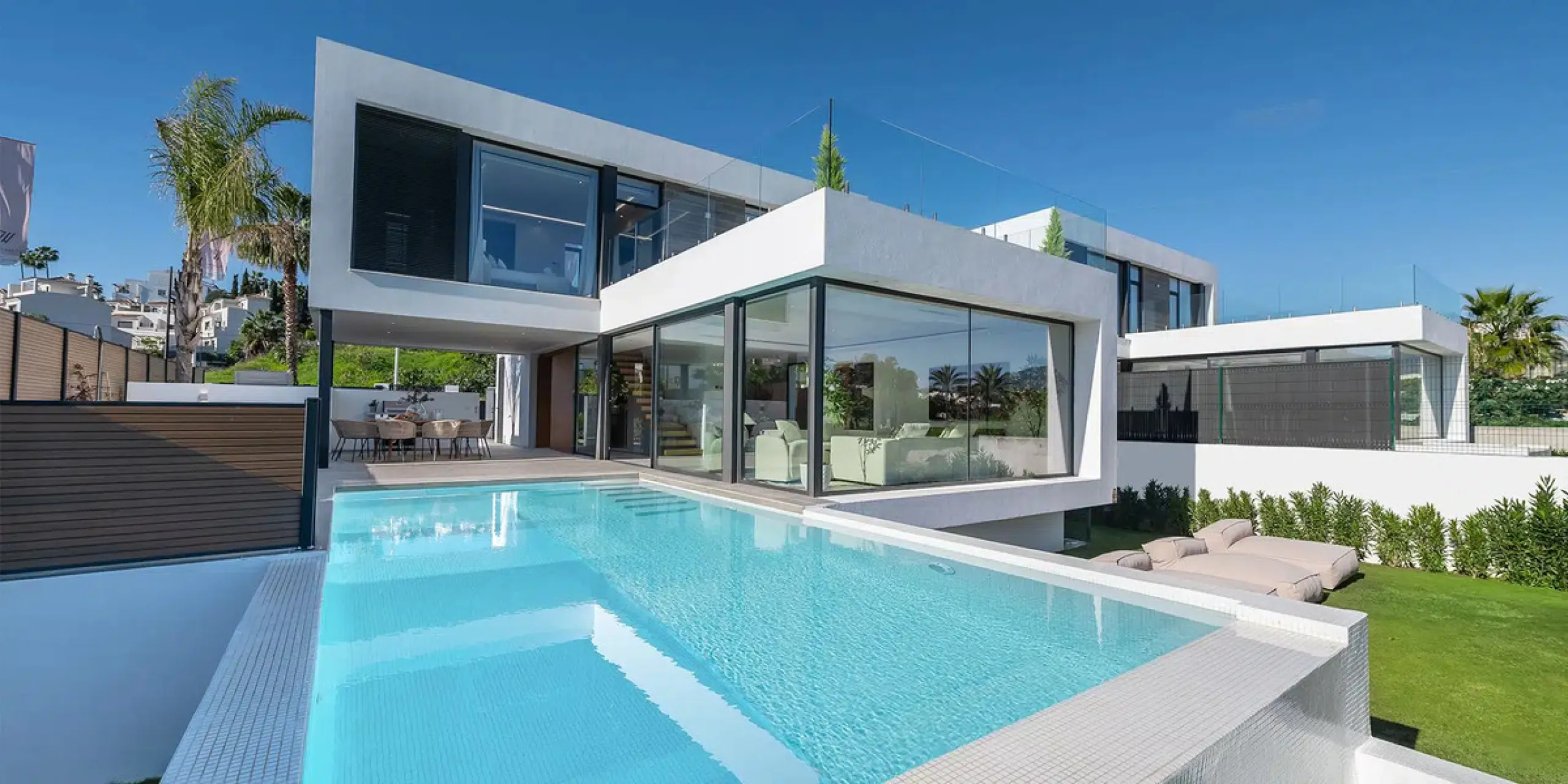 This is a brand new, Scandinavian-inspired home set front line to El Campanario Golf. Just minutes from Puerto Banús, the beach, and top golf courses, this modern villa offers five spacious bedrooms, four en suite bathrooms, and a guest toilet. The open p