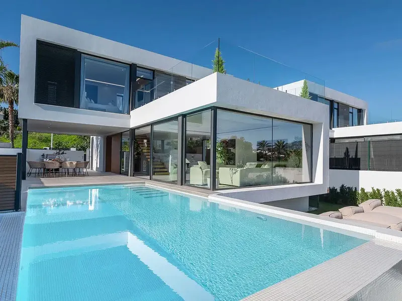 This is a brand new, Scandinavian-inspired home set front line to El Campanario Golf. Just minutes from Puerto Banús, the beach, and top golf courses, this modern villa offers five spacious bedrooms, four en suite bathrooms, and a guest toilet. The open p