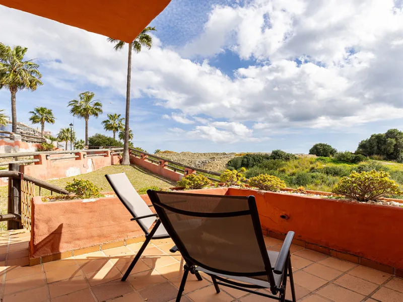 This spacious ground-floor apartment offers the perfect blend of comfort, convenience, and indoor-outdoor living. Just 5 minutes by car or a 7-minute cycle to the vibrant beachfront town of Sabinillas, you'll have all amenities, shops, and restaurants wit