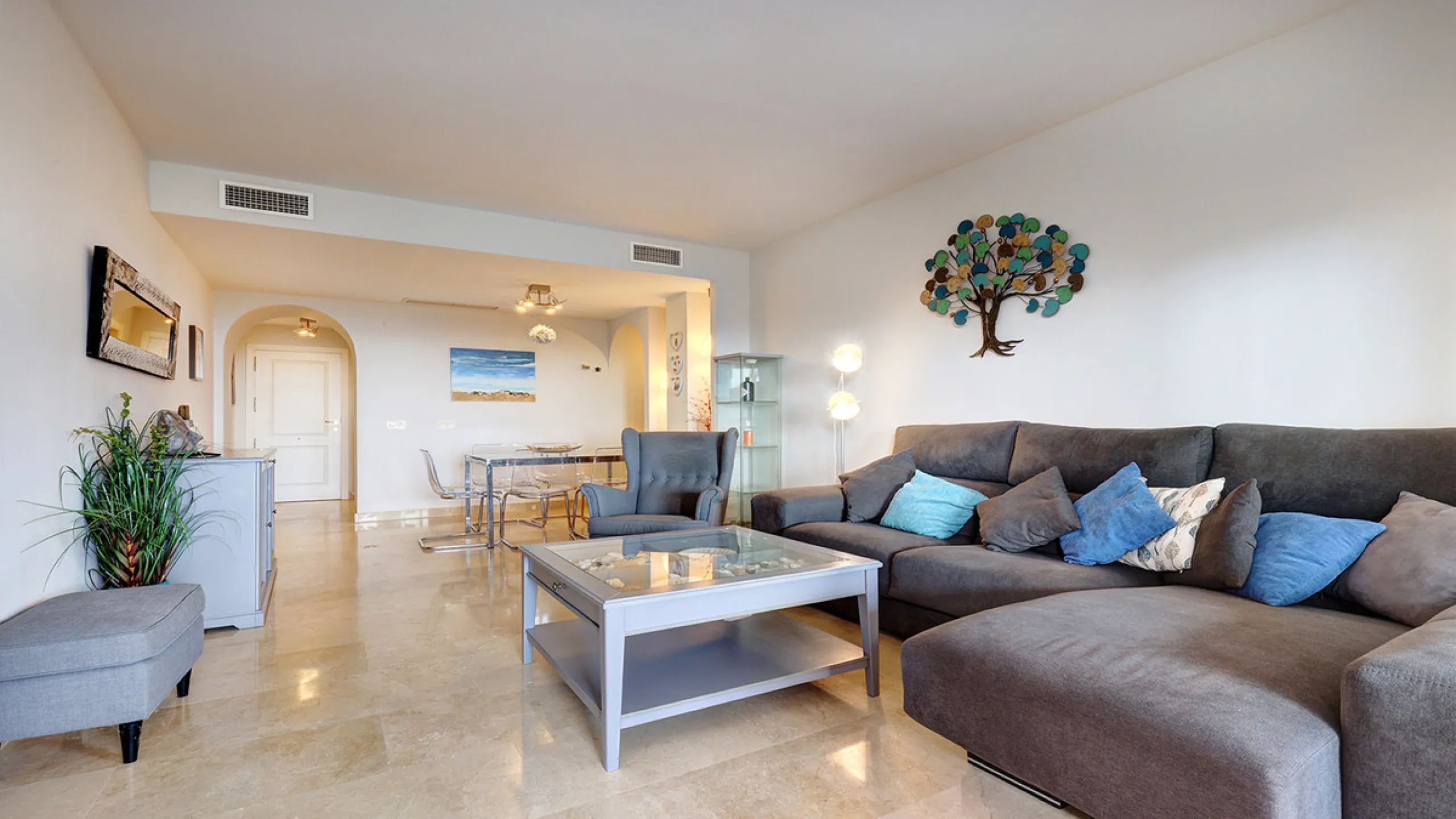 This spacious ground-floor apartment offers the perfect blend of comfort, convenience, and indoor-outdoor living. Just 5 minutes by car or a 7-minute cycle to the vibrant beachfront town of Sabinillas, you'll have all amenities, shops, and restaurants wit