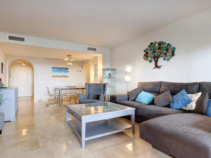 This spacious ground-floor apartment offers the perfect blend of comfort, convenience, and indoor-outdoor living. Just 5 minutes by car or a 7-minute cycle to the vibrant beachfront town of Sabinillas, you'll have all amenities, shops, and restaurants wit