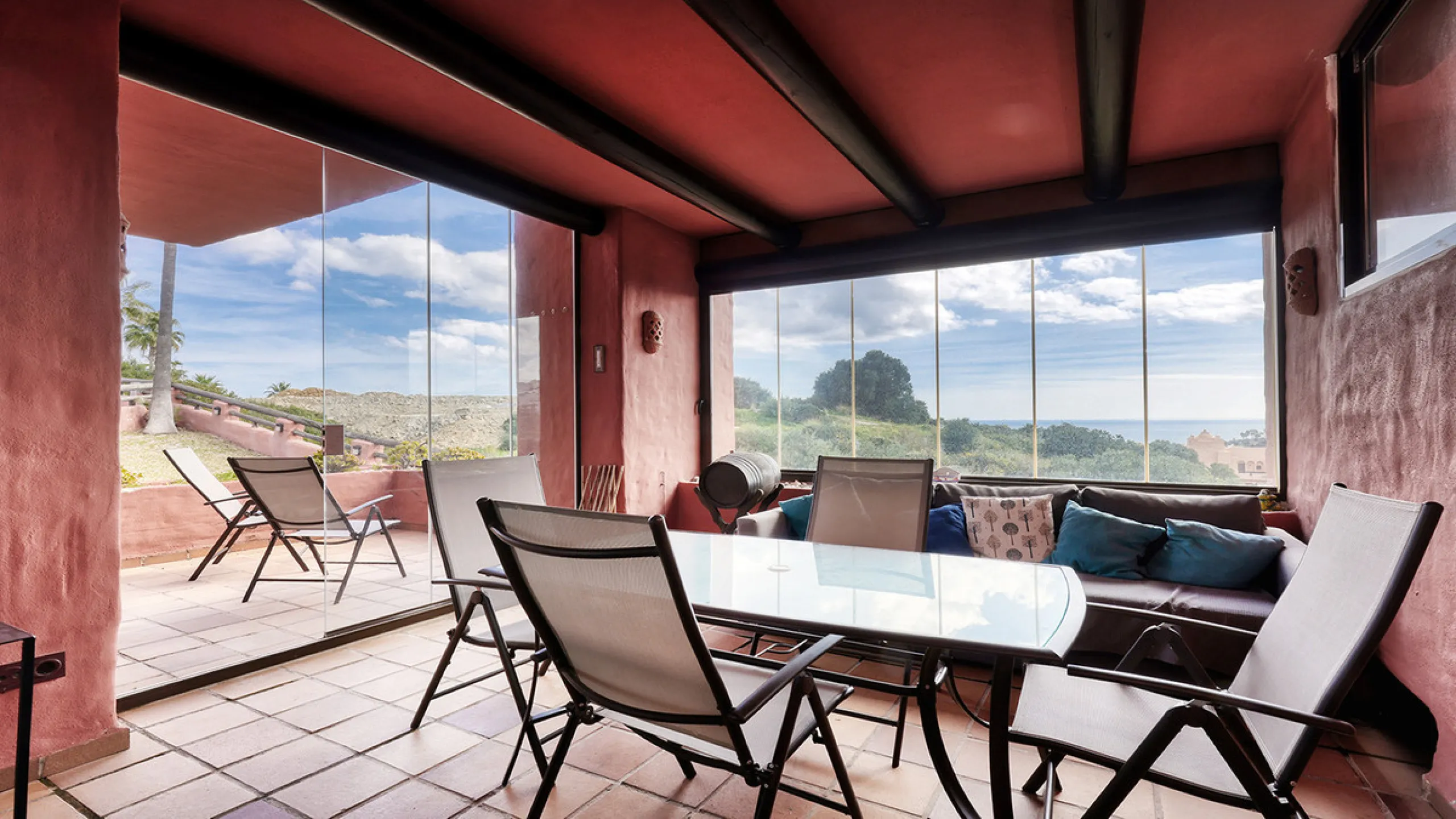 This spacious ground-floor apartment offers the perfect blend of comfort, convenience, and indoor-outdoor living. Just 5 minutes by car or a 7-minute cycle to the vibrant beachfront town of Sabinillas, you'll have all amenities, shops, and restaurants wit