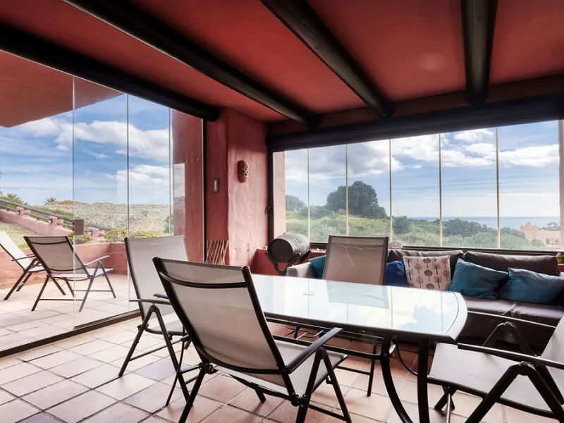 This spacious ground-floor apartment offers the perfect blend of comfort, convenience, and indoor-outdoor living. Just 5 minutes by car or a 7-minute cycle to the vibrant beachfront town of Sabinillas, you'll have all amenities, shops, and restaurants wit