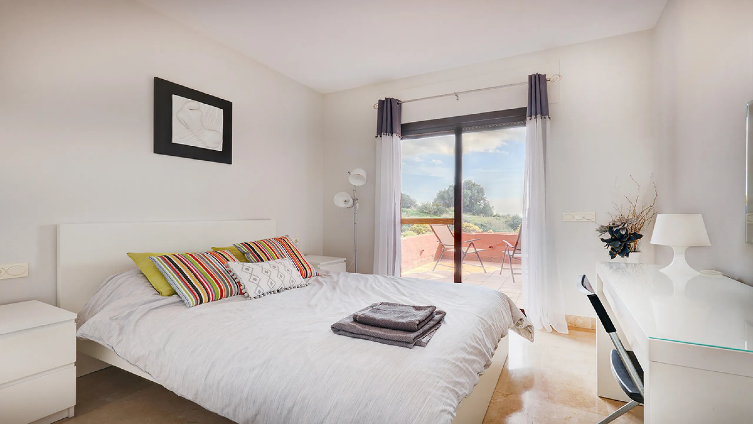 This spacious ground-floor apartment offers the perfect blend of comfort, convenience, and indoor-outdoor living. Just 5 minutes by car or a 7-minute cycle to the vibrant beachfront town of Sabinillas, you'll have all amenities, shops, and restaurants wit
