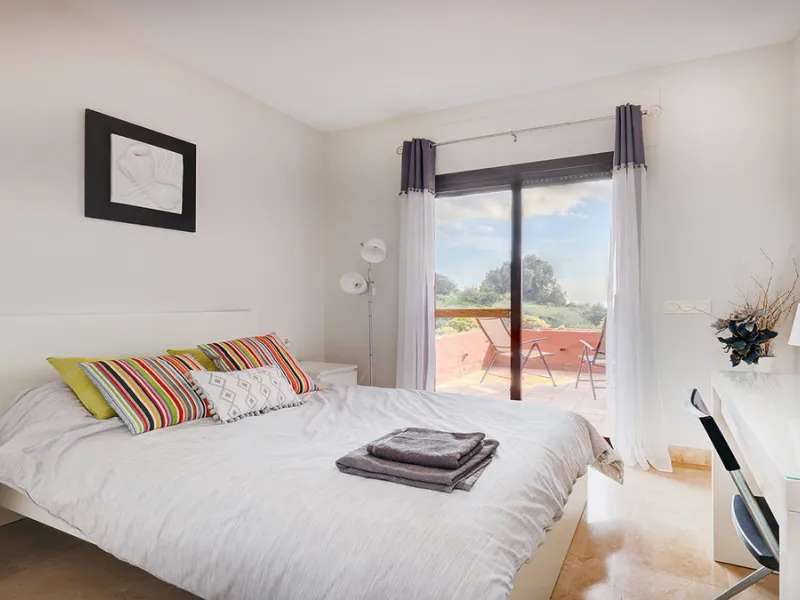 This spacious ground-floor apartment offers the perfect blend of comfort, convenience, and indoor-outdoor living. Just 5 minutes by car or a 7-minute cycle to the vibrant beachfront town of Sabinillas, you'll have all amenities, shops, and restaurants wit