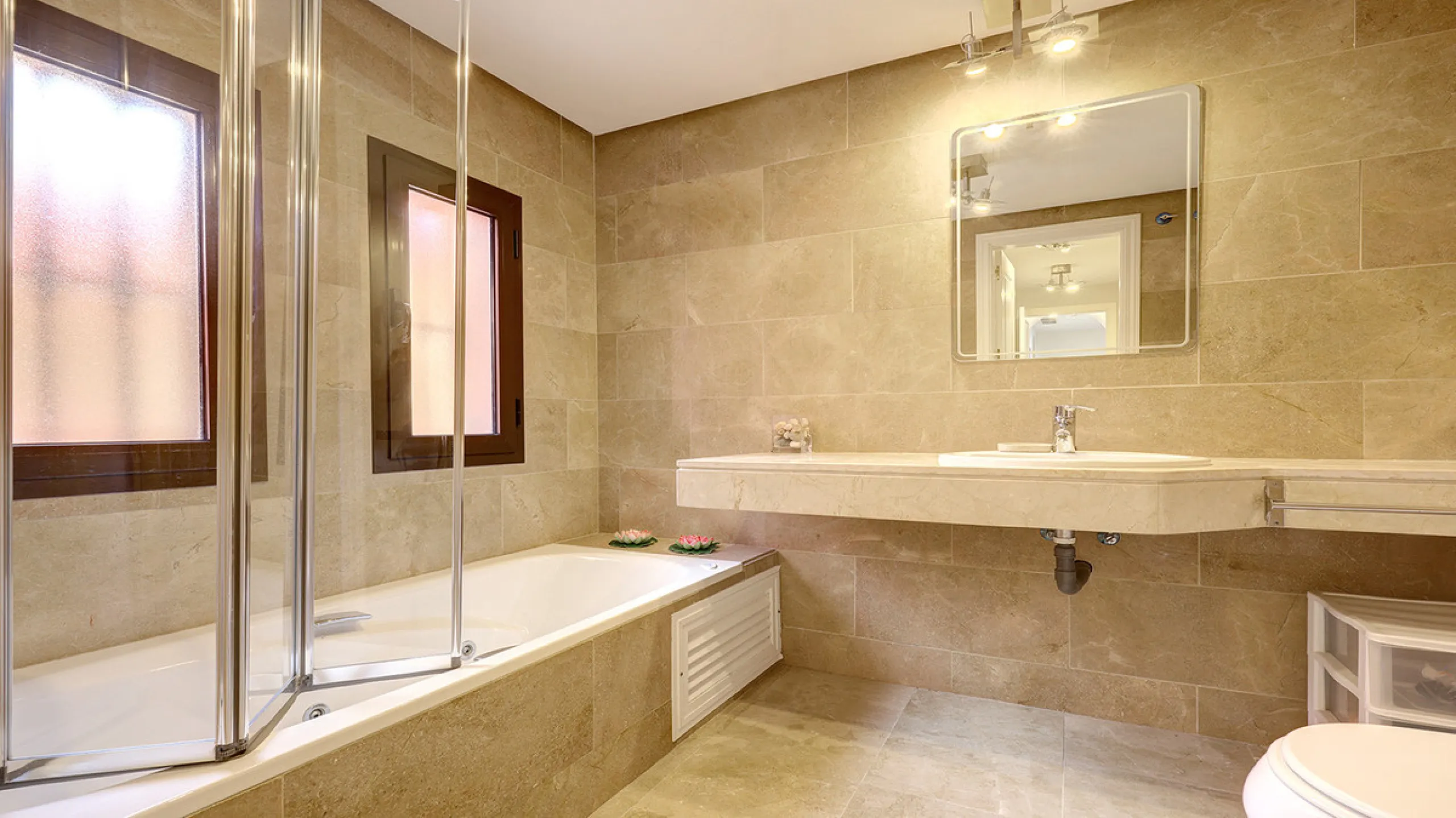 This spacious ground-floor apartment offers the perfect blend of comfort, convenience, and indoor-outdoor living. Just 5 minutes by car or a 7-minute cycle to the vibrant beachfront town of Sabinillas, you'll have all amenities, shops, and restaurants wit
