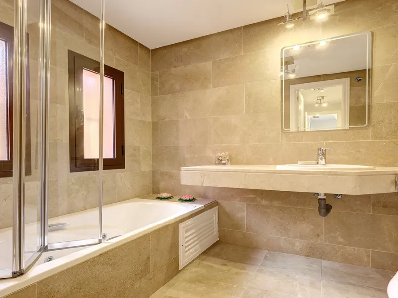 This spacious ground-floor apartment offers the perfect blend of comfort, convenience, and indoor-outdoor living. Just 5 minutes by car or a 7-minute cycle to the vibrant beachfront town of Sabinillas, you'll have all amenities, shops, and restaurants wit