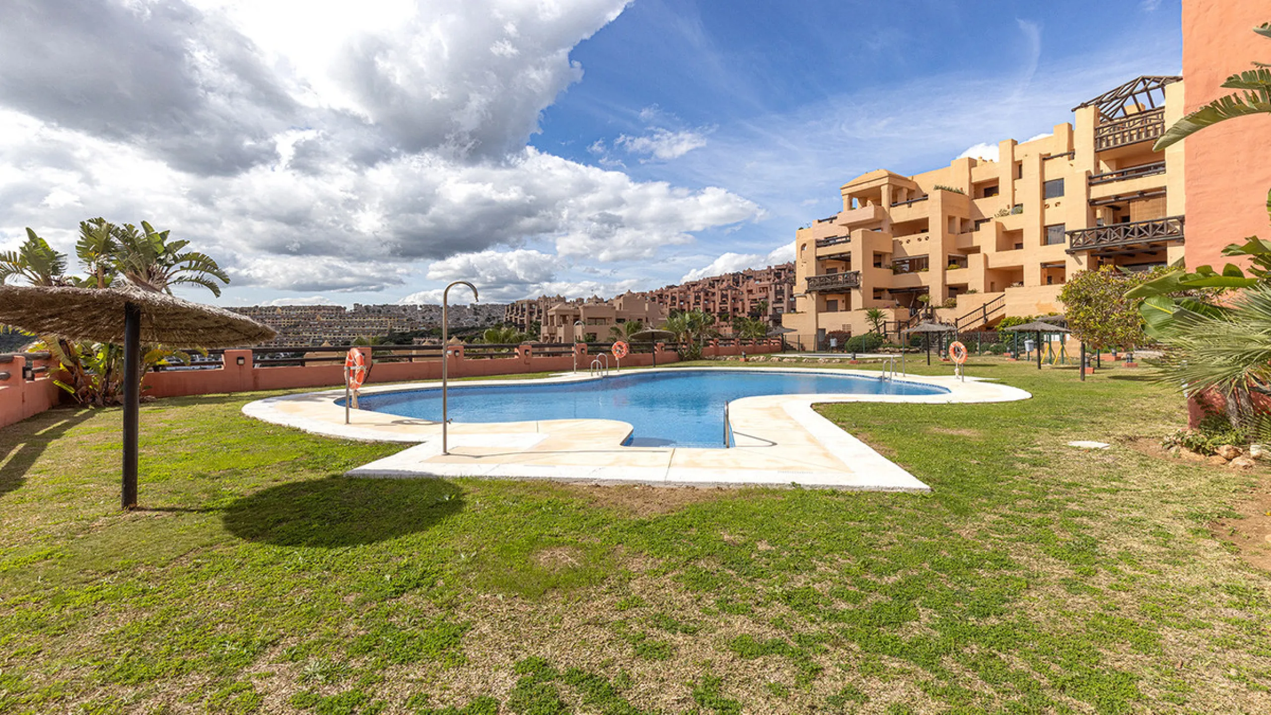 This spacious ground-floor apartment offers the perfect blend of comfort, convenience, and indoor-outdoor living. Just 5 minutes by car or a 7-minute cycle to the vibrant beachfront town of Sabinillas, you'll have all amenities, shops, and restaurants wit