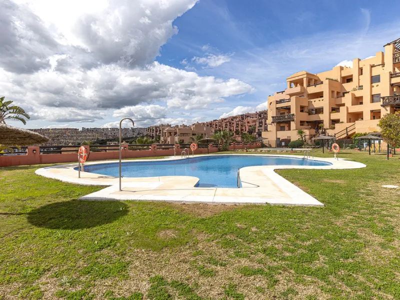 This spacious ground-floor apartment offers the perfect blend of comfort, convenience, and indoor-outdoor living. Just 5 minutes by car or a 7-minute cycle to the vibrant beachfront town of Sabinillas, you'll have all amenities, shops, and restaurants wit