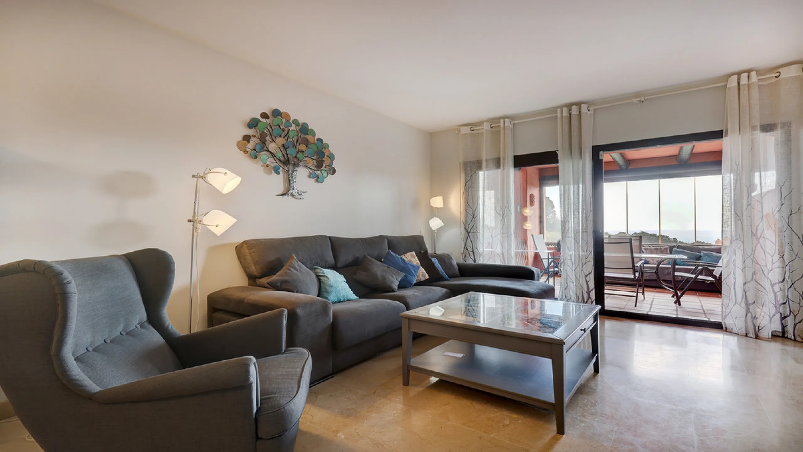 This spacious ground-floor apartment offers the perfect blend of comfort, convenience, and indoor-outdoor living. Just 5 minutes by car or a 7-minute cycle to the vibrant beachfront town of Sabinillas, you'll have all amenities, shops, and restaurants wit
