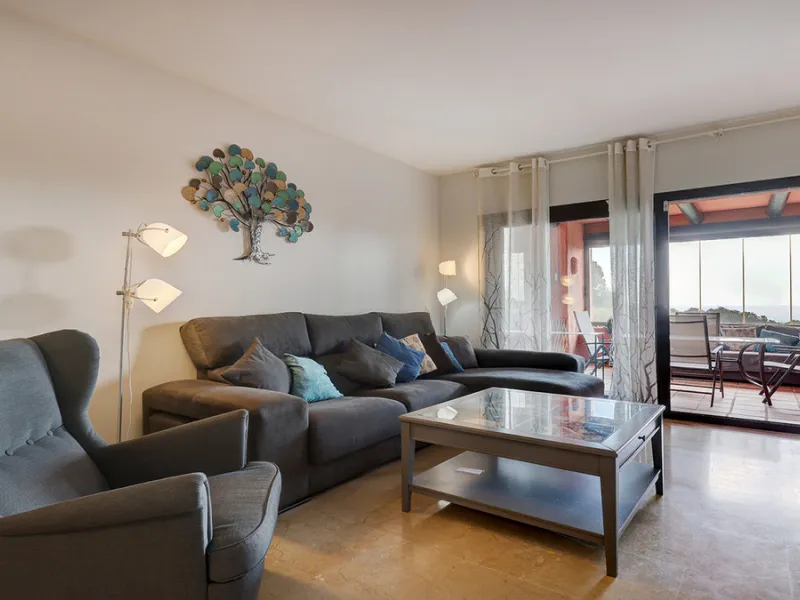 This spacious ground-floor apartment offers the perfect blend of comfort, convenience, and indoor-outdoor living. Just 5 minutes by car or a 7-minute cycle to the vibrant beachfront town of Sabinillas, you'll have all amenities, shops, and restaurants wit