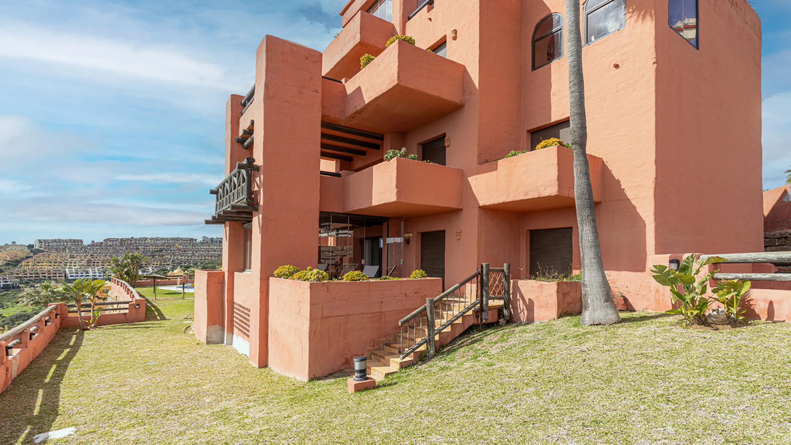 This spacious ground-floor apartment offers the perfect blend of comfort, convenience, and indoor-outdoor living. Just 5 minutes by car or a 7-minute cycle to the vibrant beachfront town of Sabinillas, you'll have all amenities, shops, and restaurants wit
