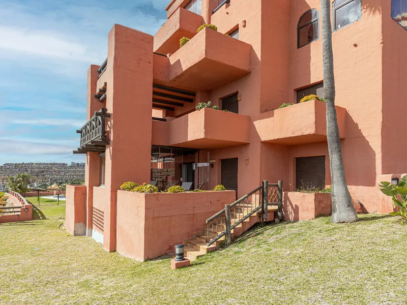This spacious ground-floor apartment offers the perfect blend of comfort, convenience, and indoor-outdoor living. Just 5 minutes by car or a 7-minute cycle to the vibrant beachfront town of Sabinillas, you'll have all amenities, shops, and restaurants wit