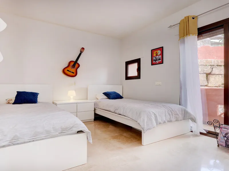 This spacious ground-floor apartment offers the perfect blend of comfort, convenience, and indoor-outdoor living. Just 5 minutes by car or a 7-minute cycle to the vibrant beachfront town of Sabinillas, you'll have all amenities, shops, and restaurants wit