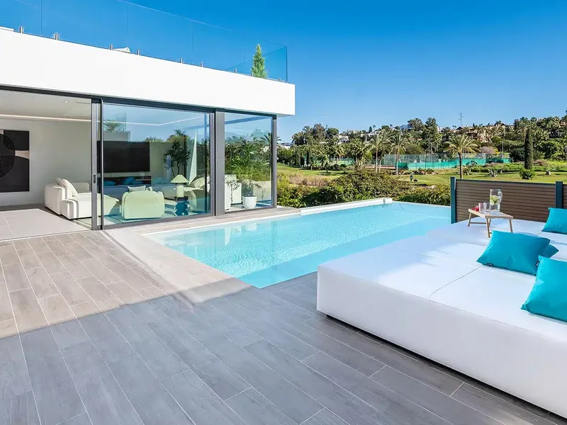 This is a brand new, Scandinavian-inspired home set front line to El Campanario Golf. Just minutes from Puerto Banús, the beach, and top golf courses, this modern villa offers five spacious bedrooms, four en suite bathrooms, and a guest toilet. The open p