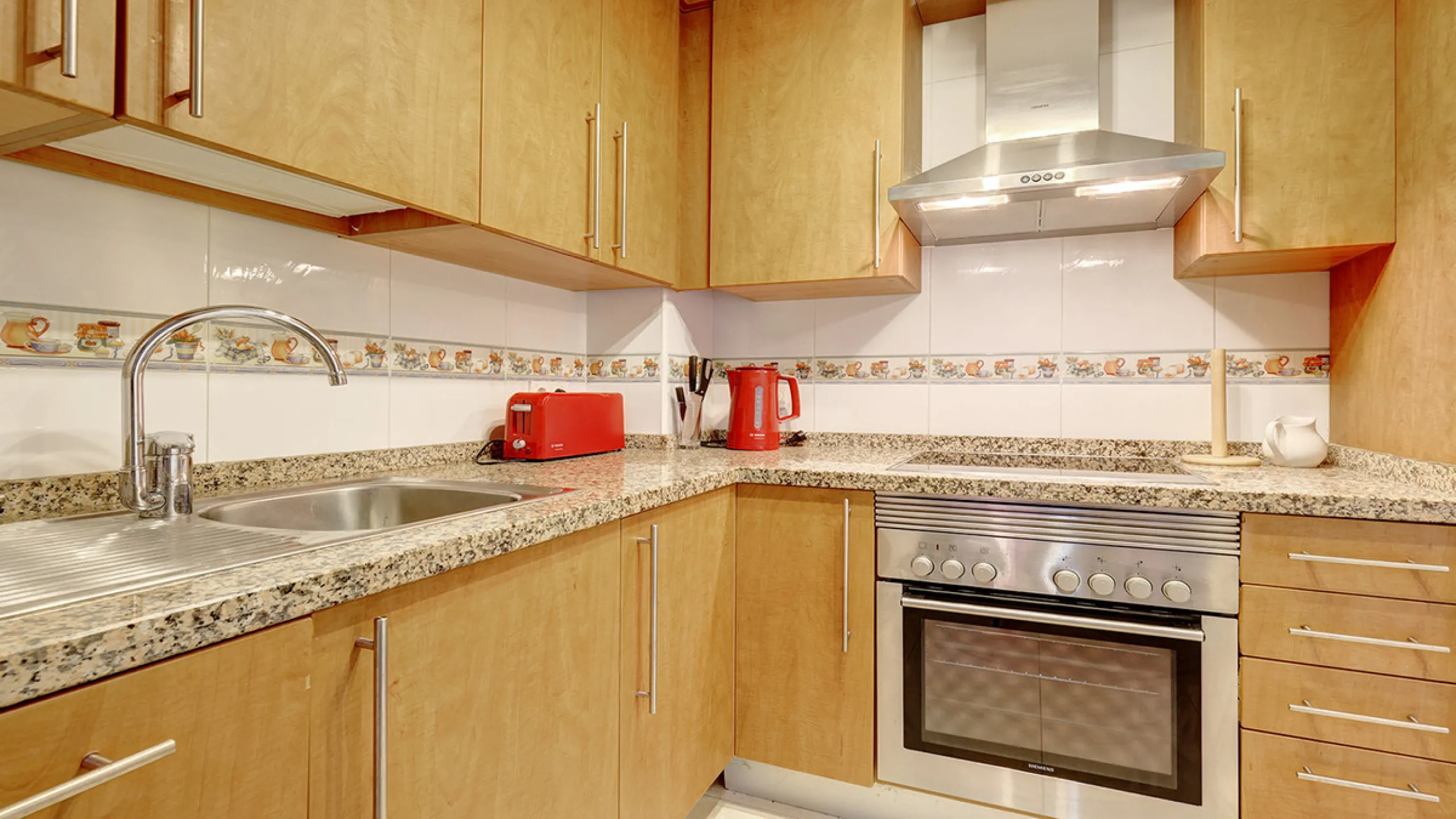 This spacious ground-floor apartment offers the perfect blend of comfort, convenience, and indoor-outdoor living. Just 5 minutes by car or a 7-minute cycle to the vibrant beachfront town of Sabinillas, you'll have all amenities, shops, and restaurants wit