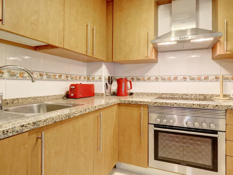 This spacious ground-floor apartment offers the perfect blend of comfort, convenience, and indoor-outdoor living. Just 5 minutes by car or a 7-minute cycle to the vibrant beachfront town of Sabinillas, you'll have all amenities, shops, and restaurants wit