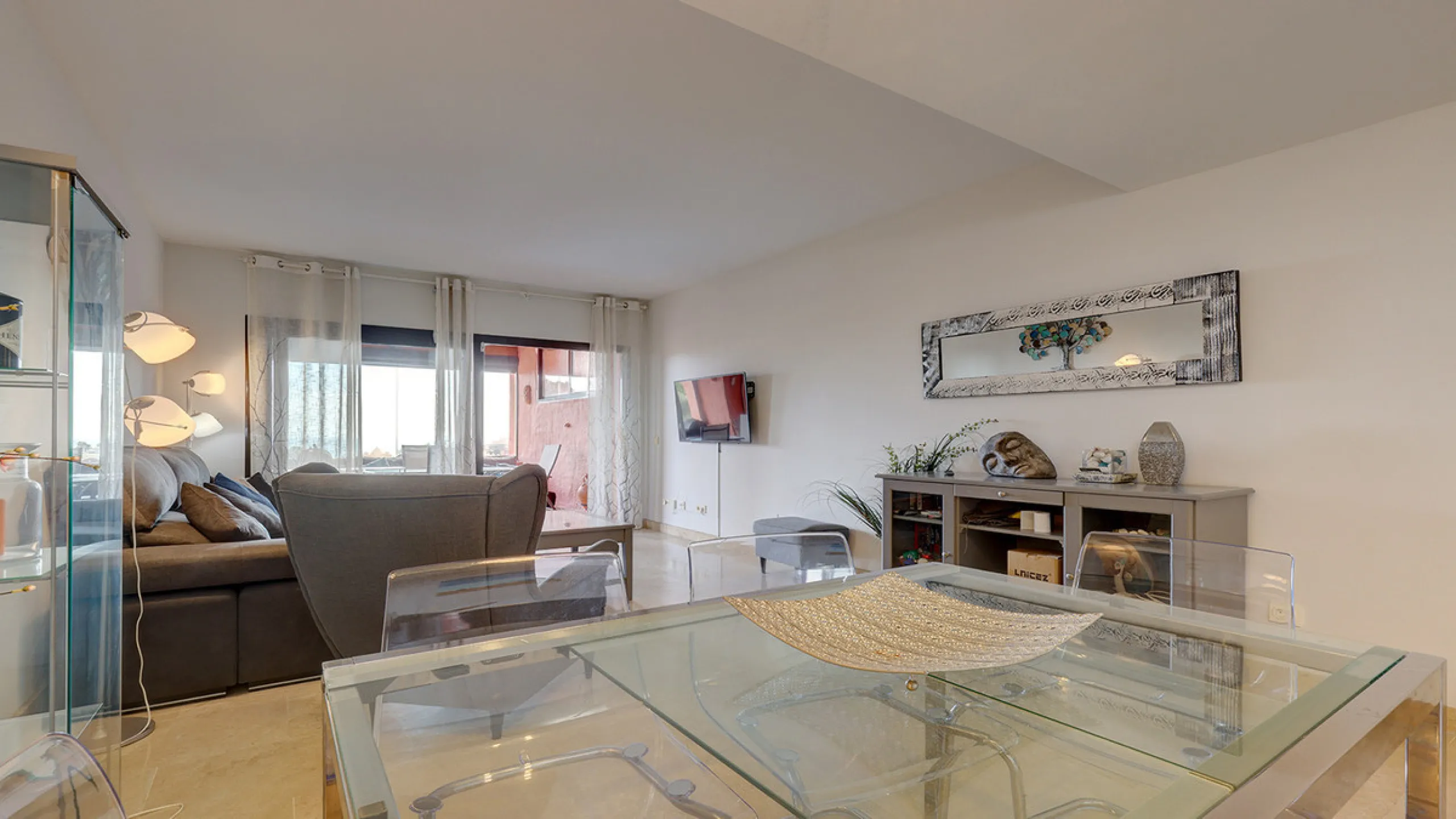 This spacious ground-floor apartment offers the perfect blend of comfort, convenience, and indoor-outdoor living. Just 5 minutes by car or a 7-minute cycle to the vibrant beachfront town of Sabinillas, you'll have all amenities, shops, and restaurants wit