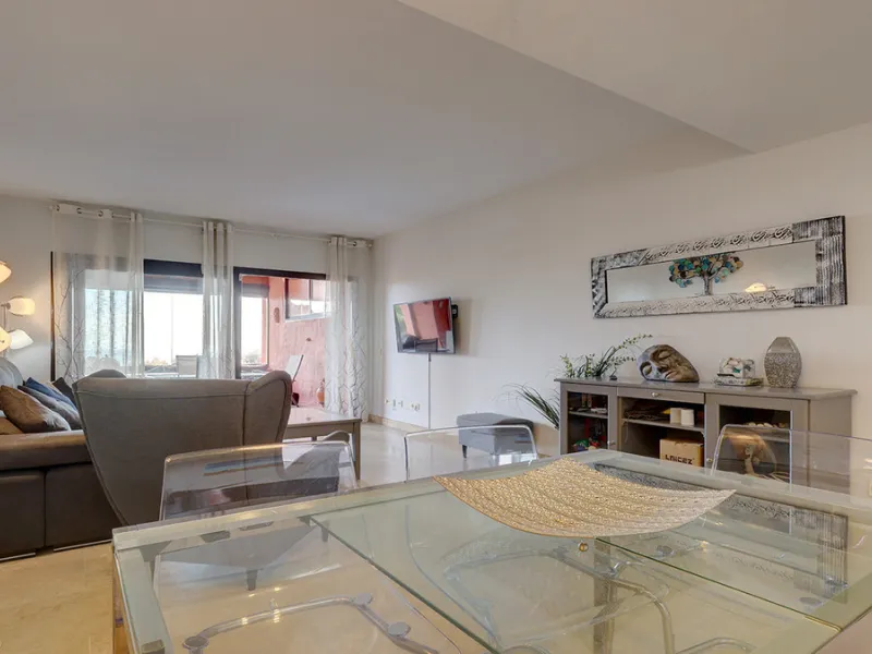 This spacious ground-floor apartment offers the perfect blend of comfort, convenience, and indoor-outdoor living. Just 5 minutes by car or a 7-minute cycle to the vibrant beachfront town of Sabinillas, you'll have all amenities, shops, and restaurants wit
