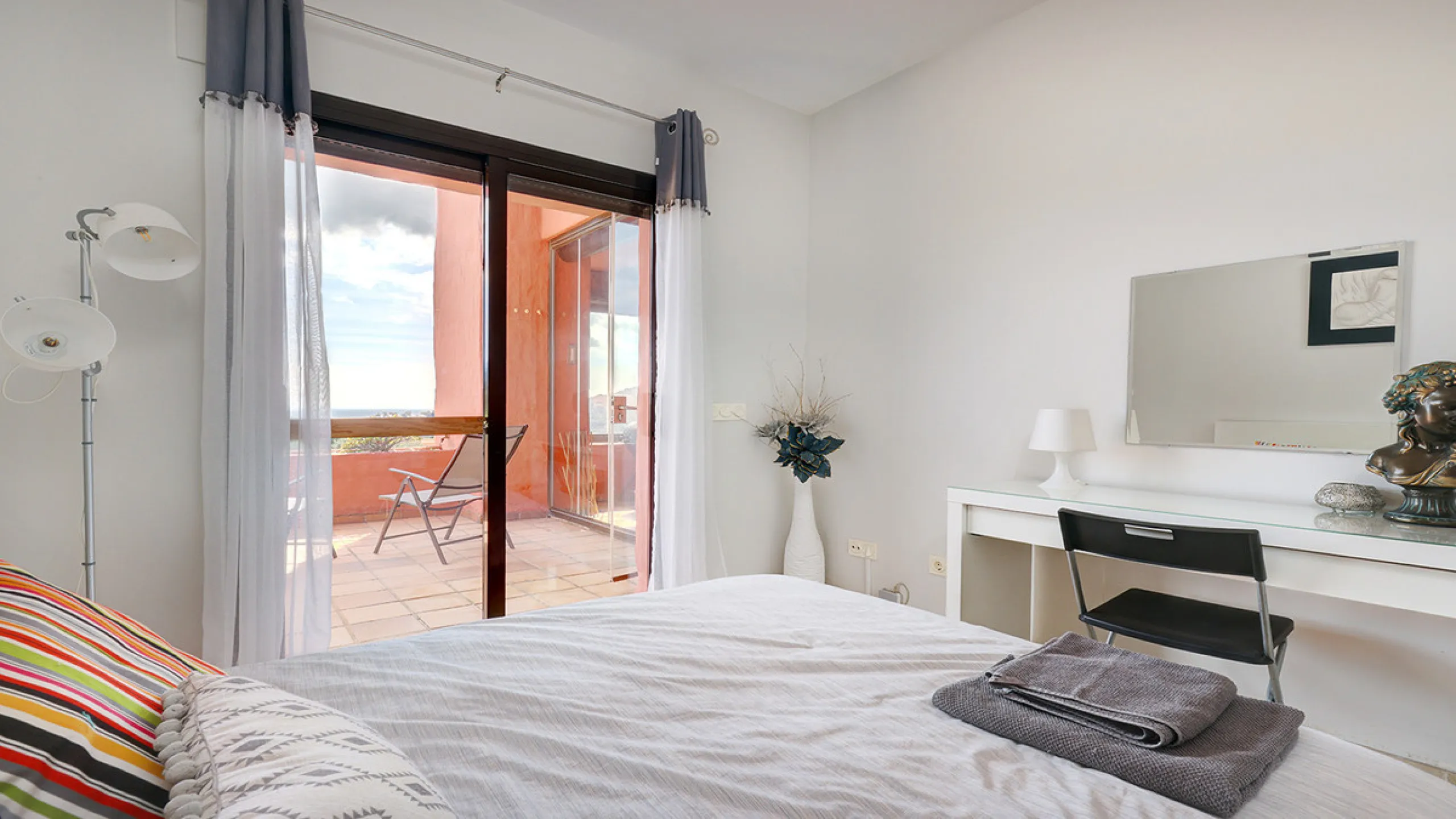 This spacious ground-floor apartment offers the perfect blend of comfort, convenience, and indoor-outdoor living. Just 5 minutes by car or a 7-minute cycle to the vibrant beachfront town of Sabinillas, you'll have all amenities, shops, and restaurants wit