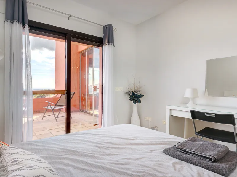 This spacious ground-floor apartment offers the perfect blend of comfort, convenience, and indoor-outdoor living. Just 5 minutes by car or a 7-minute cycle to the vibrant beachfront town of Sabinillas, you'll have all amenities, shops, and restaurants wit